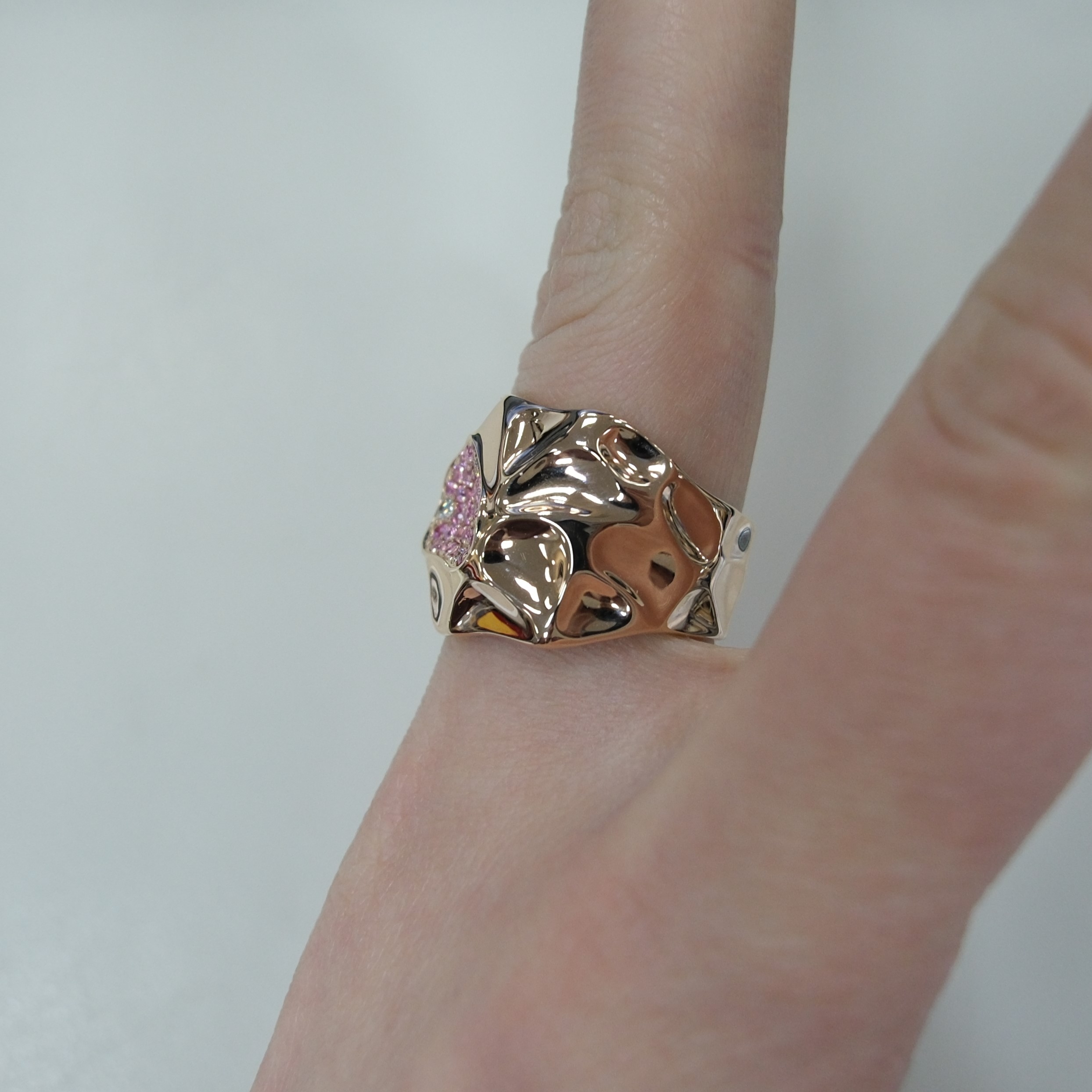 Колцьо из золота с розовыми сапифирами